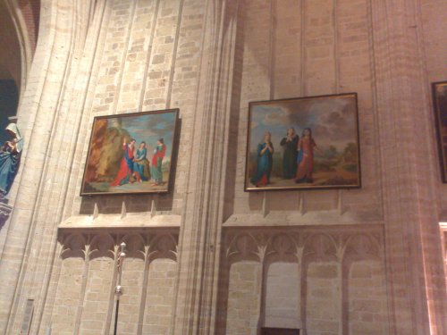 Twee schilderijen van de drie edele maagden die de kerk lieten bouwen.
