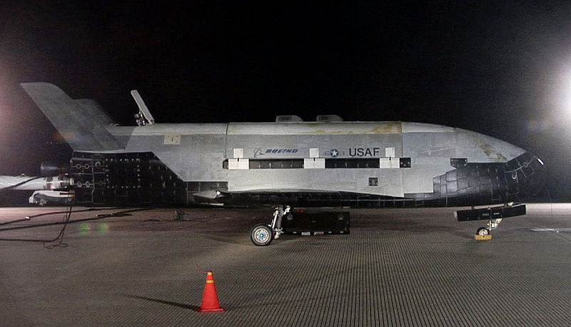 파일:external/upload.wikimedia.org/800px-Boeing_X-37B_after_landing_at_Vandenberg_AFB%2C_3_December_2010.jpg