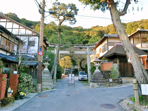 八神社 鳥居