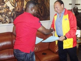 L'entraineur de SM Sanga Balende, Ahmed Abdel Ousmane saluant le président du Club, Alphonse Ngoyi Kasanji