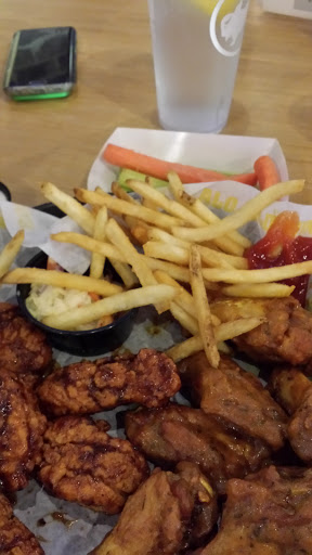 Chicken Wings Restaurant «Buffalo Wild Wings», reviews and photos, 401 Kenilworth Dr Suite 810, Petaluma, CA 94952, USA