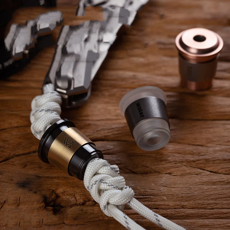 Paper Cup EDC hanger van titanium legering. Lichtgewicht, duurzaam en stijlvol voor dagelijks gebruik, ideaal voor sleutels of kleine items.