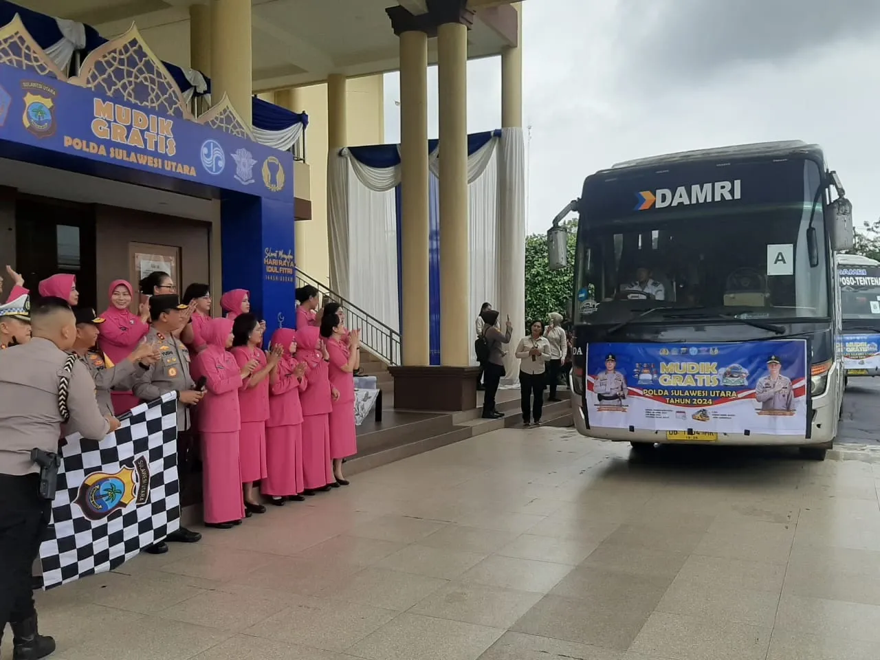 Kapolda Sulawesi Utara Irjen Pol Yudhiawan melepas Mudik Gratis di halaman Mapolda Sulut, Jumat (5/4/2024) pagi. (Foto: Indimanado.com/Dwi)