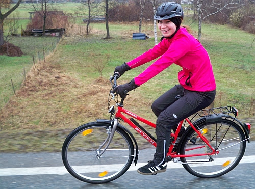 Anna on the Bike an der Rhone, Schweiz