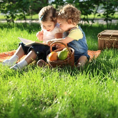 ஒரு புதிய பாடம்... 9059469-children-reading-the-book-on-picnic-in-summer-park