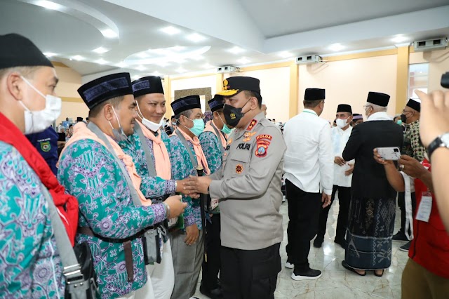 Irjen Pol.Drs.R.Z.Panca Putra S,M,M.si Hadiri Pemberangkatan Calon Jemaah Haji Kloter I