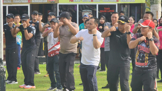 Menjalin silaturahmi dengan instansi terkait di perbatasan, Satgas Pamtas RI-Malaysia Yonarmed 16/TK menghadiri senam bersama di Polsek perbatasan