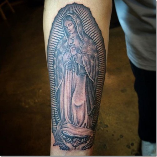 tatuaje_de_nuestra_señora_de_guadalupe_en_tonos_de_gris_en_el_brazo