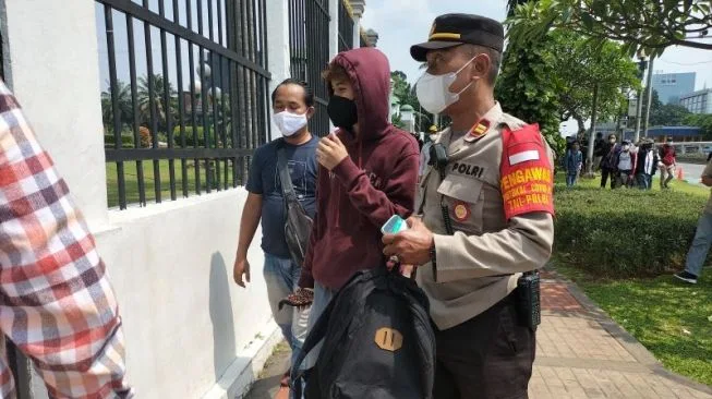 Ada Rencana BEM SI Demonstrasi, Polisi Tangkap Pria Berseragam SMA di Depan Gedung DPR