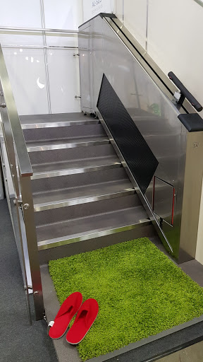 The AL-SUS Step Lift takes up 15 cm of the width of the staircase when it is in use. Starting and stopping is extremely smooth.