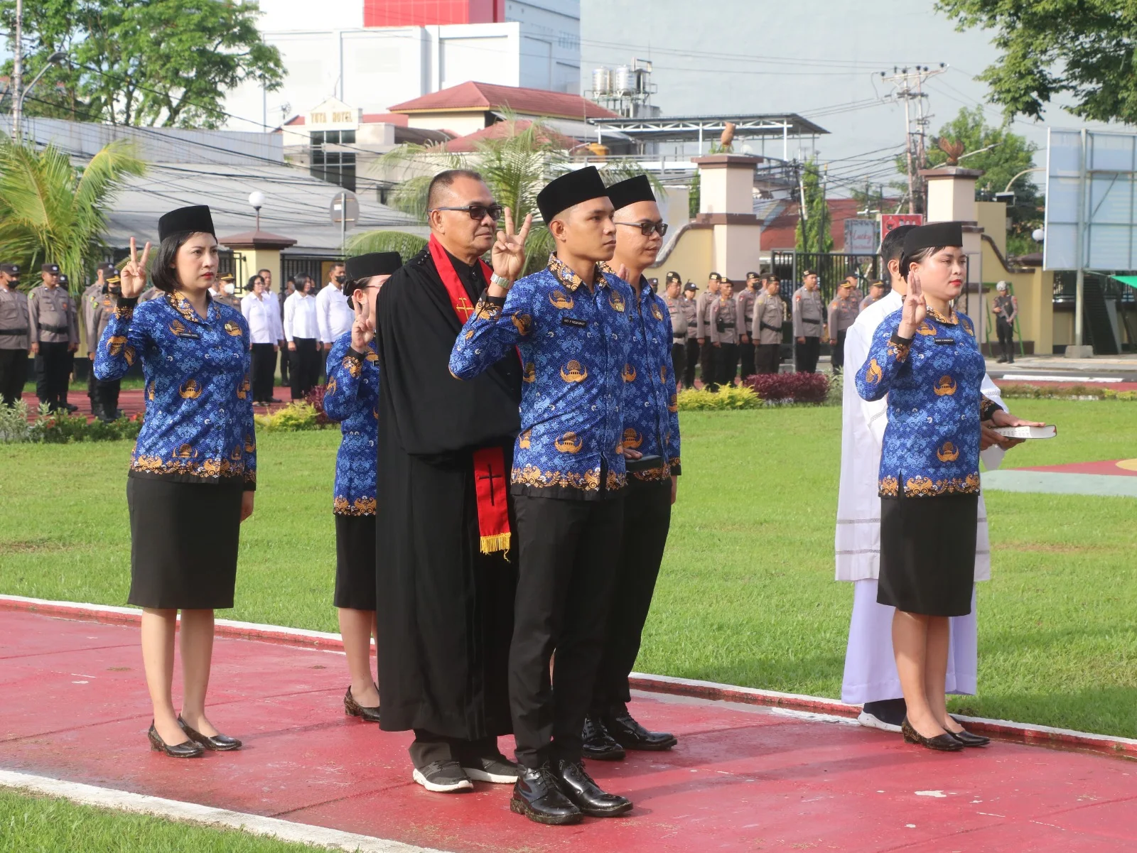 Kapolda Sulawesi Utara (Sulut) Irjen Pol Setyo Budiyanto memimpin upacara pengambilan sumpah dan janji terhadap enam Pegawai Negeri Sipil (PNS) Polri Polda Sulut TMT 1 Februari 2023. (Foto istimewa)