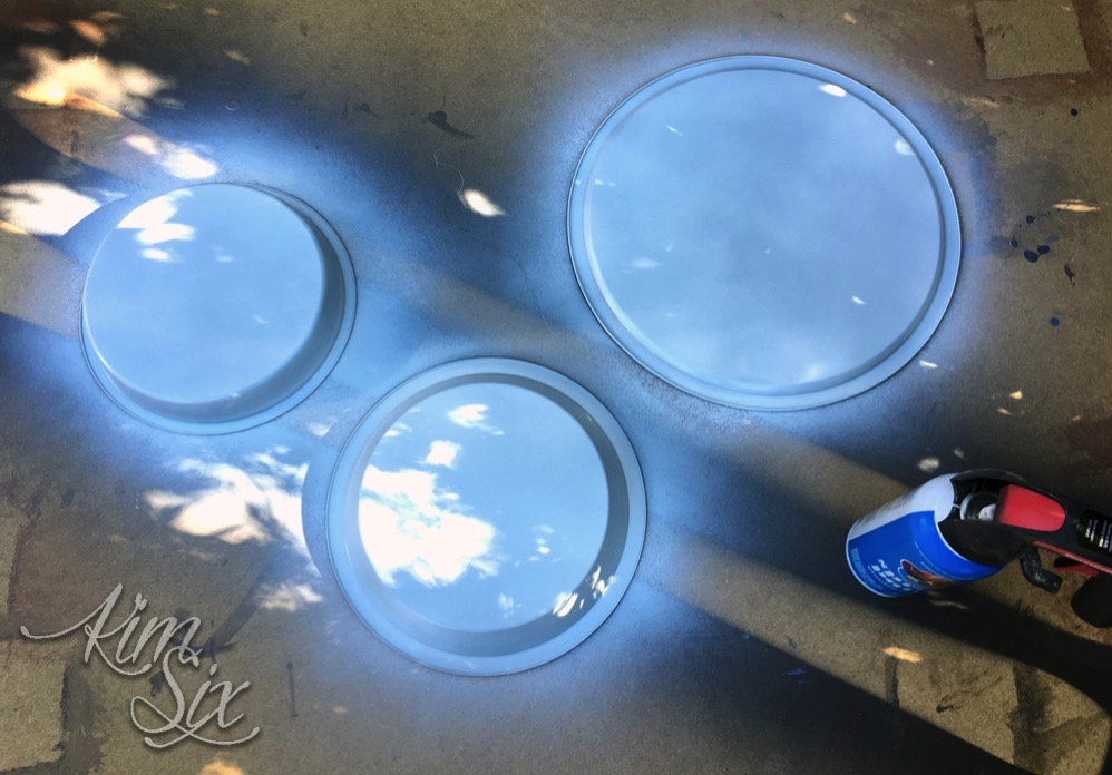 Spray painting pizza pans