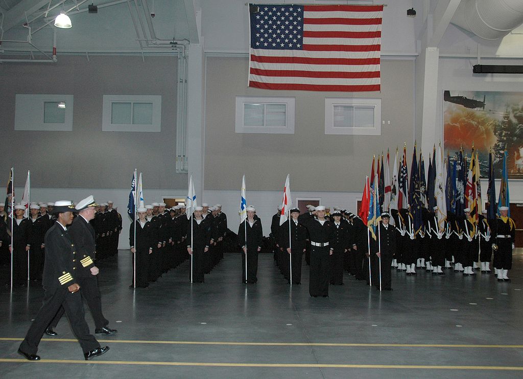 파일:external/upload.wikimedia.org/1024px-Recruit_graduation_at_USS_Midway_Ceremonial_Drill_Hall.jpg