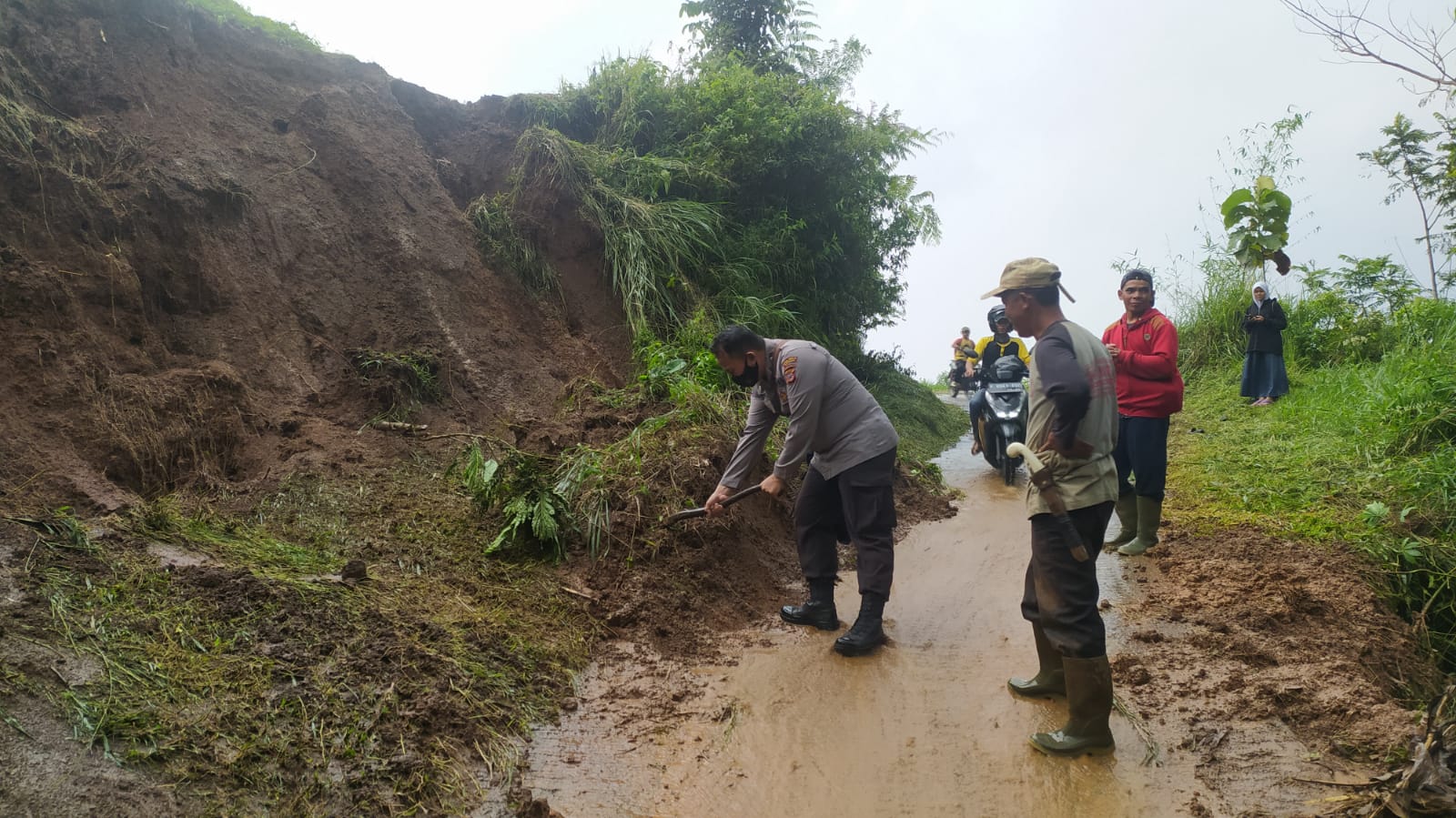 Hujan Akibatkan Tanah Longsor di Cigombong, Polsek Cijeruk Langsung Lakukan Penanganan