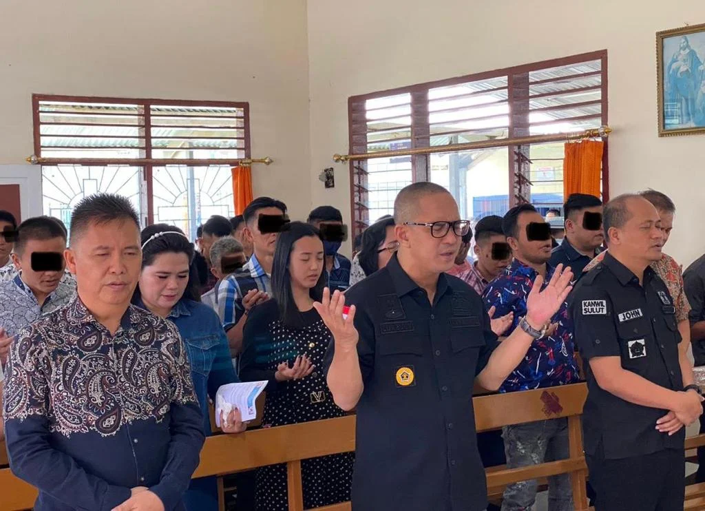 Kepala Kantor Wilayah Kementerian Hukum dan Hak Asasi Manusia Sulawesi Utara Ronald Lumbuun bersama Kepala Divisi Administrasi John Batara menghadiri Ibadah Minggu di Gereja Oikumene Lembaga Pemasyarakatan Kelas IIB Tondano Minggu (16/04).(Foto istimewa)