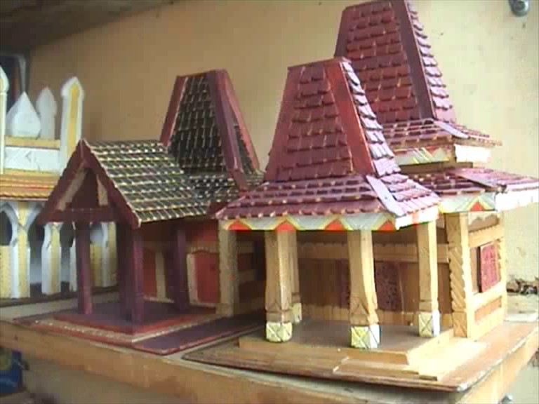  Kerajinan  Miniatur Rumah Adat  dari  Limbah Kayu