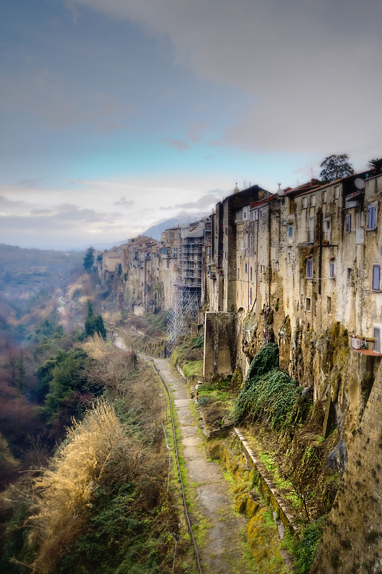 C'erano quelle antiche mura, possenti, giganti, con un vecchio cuore ricco di ricordi e di verde speranza... di Brontolone