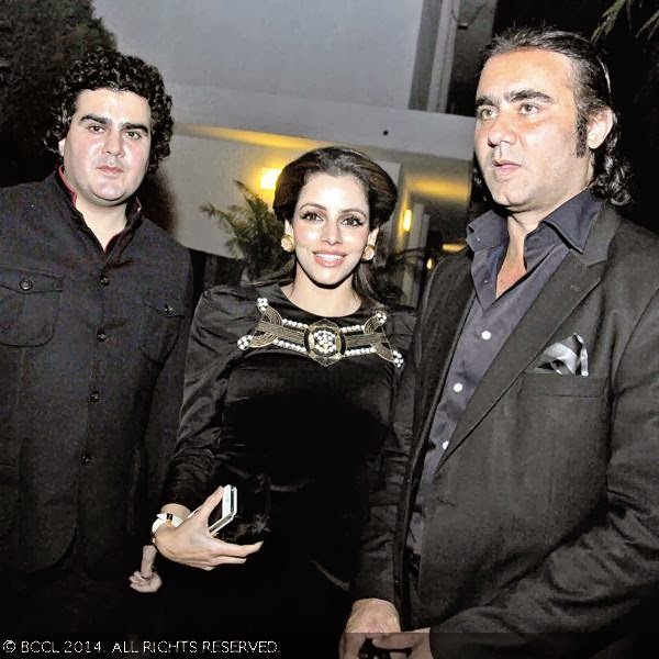 (L-R) Rahul, Esha and Rohit Rajpal at contemporary artist Gigi Scaria's a solo exhibition, Dust, held in New Delhi. (L-R) Rahul, Esha and Rohit Rajpal at contemporary artist Gigi Scaria's a solo exhibition, Dust, held in New Delhi.