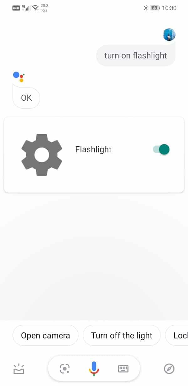 Pokračujte a řekněte „Turn on the Flashlight“ |  Zapněte svítilnu zařízení pomocí Google Assistant