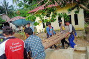 Pasca Banjir, Bhabinkamtibmas Desa Salumpaga Bersama Warga Gotong Royong Perbaiki Jalan Rusak