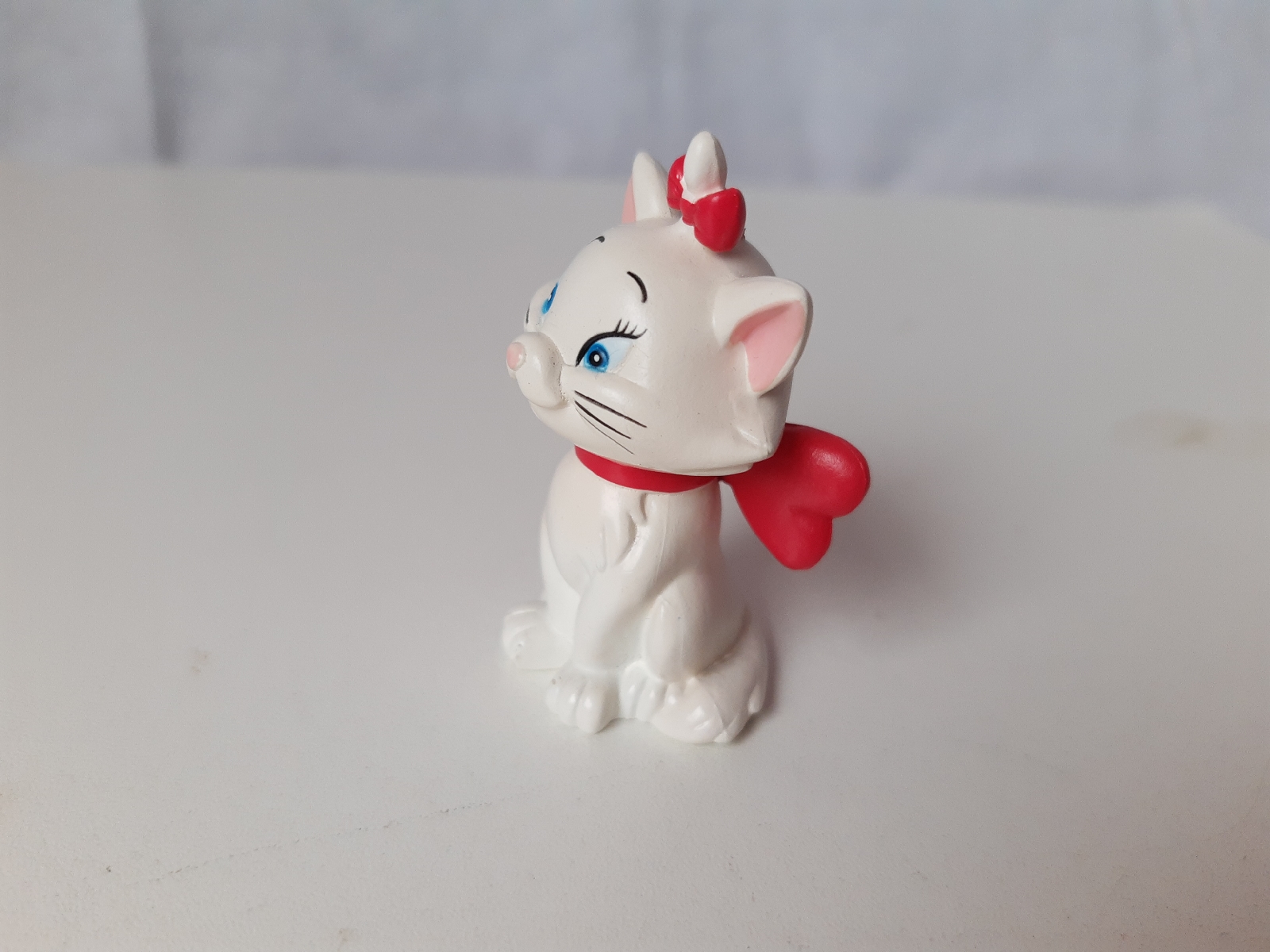 Miniatura de vinil gata Marie Disney. 6 cm de altura. tem um