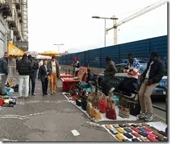 Venditori abusivi a piazza Garibaldi