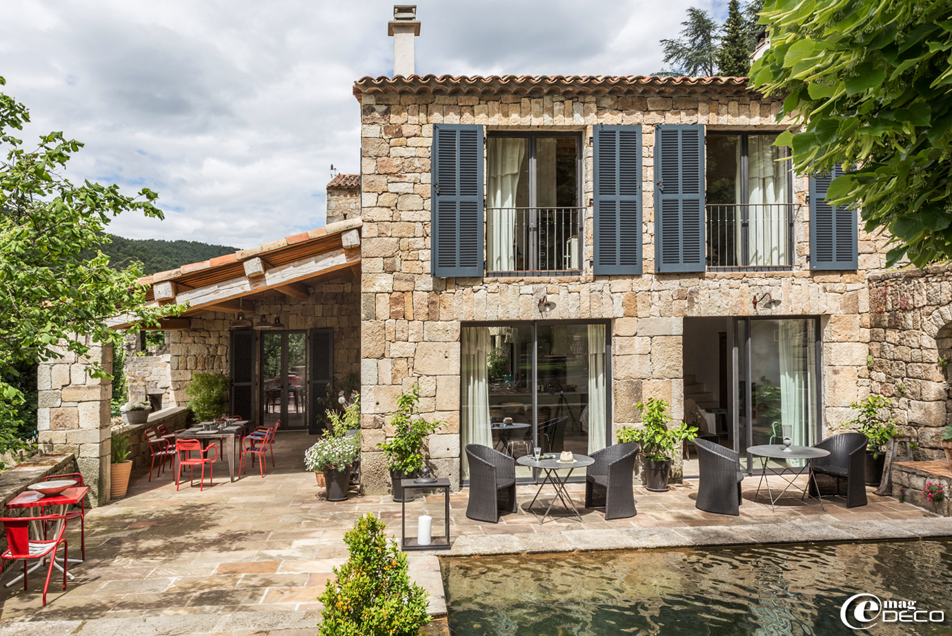 Le Domaine du Fayet, gîtes et chambre d'hôtes en Ardèche,  fauteuils en fibre 'Casa', photophore 'Faubourg'