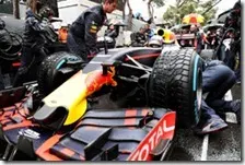 Una Red Bull con le gomme da bagnato Pirelli