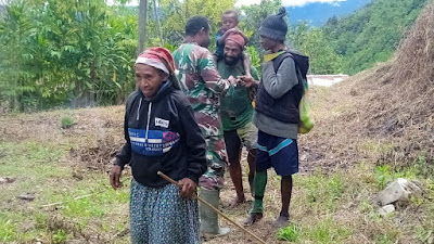 Hilangkan Trauma Masyarakat,  Babinsa Kiwirok Kunjungi Kampung Apom