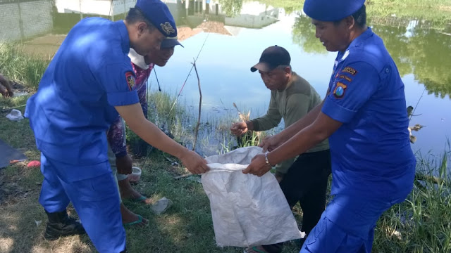 Peduli Lingkungan Polresta Sidoarjo Bersama Warga Bersihkan Sampah di Pesisir Pantai