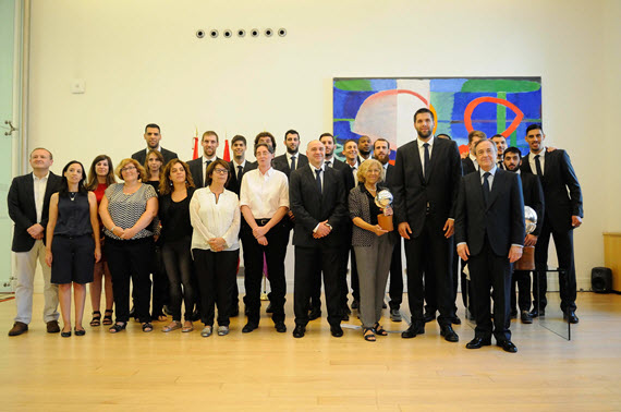 El Real Madrid de Baloncesto celebró la liga con Carmena y Cifuentes