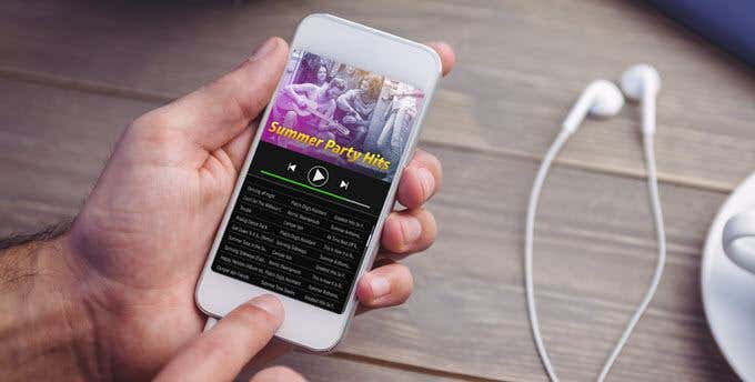 iPhone con playlist Apple Music sullo schermo