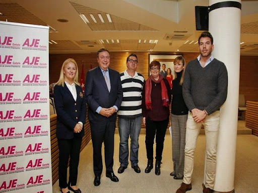 Juan Soler entrega los diplomas a las empresas hosteleras participantes en la tercera edición del ‘Circuito de Ocio de Calidad de Getafe’