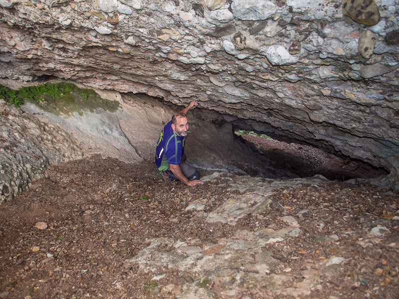 Túnel natural que creua la cinglera de conglomerat