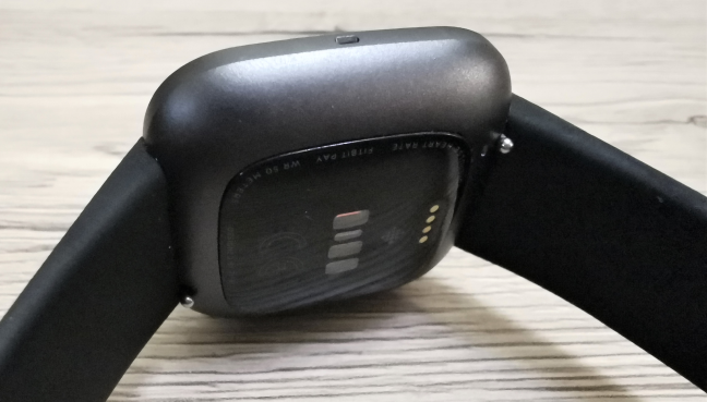 Los sensores en la parte posterior del Fitbit Versa 2