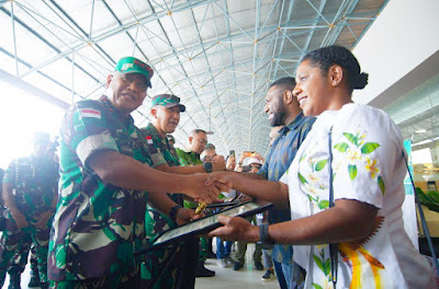 Daratkan Pesawat Di Daerah Rawan, Danrem 172/PWY Bangga Pilot Putra Papua Bantu Pemulangan Masyarakat Kiwirok