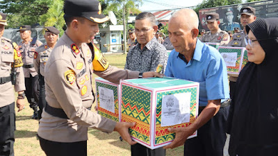 KAPOLRES MENYERAHKAN BINGKISAN IDUL FITRI KEPADA PURNAWIRAWAN, WAKARAWURI, DAN INSAN MEDIA