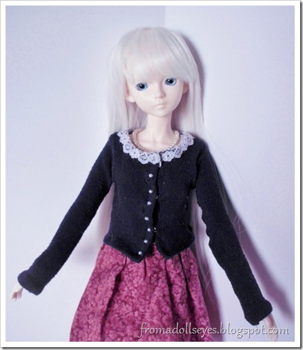 Cute sweaters for ball jointed dolls with free patterns.