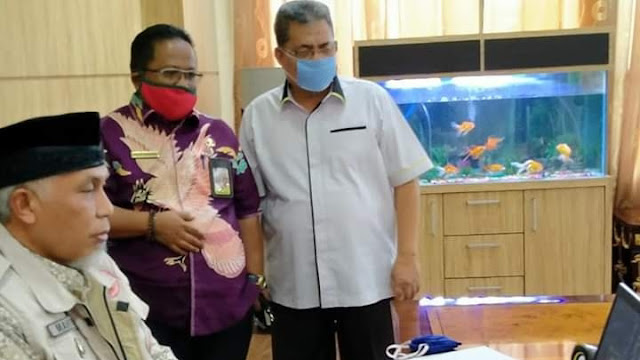 Foto: Wako Mahyeldi dan Kabag Prokopim Amrizal Rengganis. Padang Butuh Tambahan Alat Tes PCR Virus Corona.