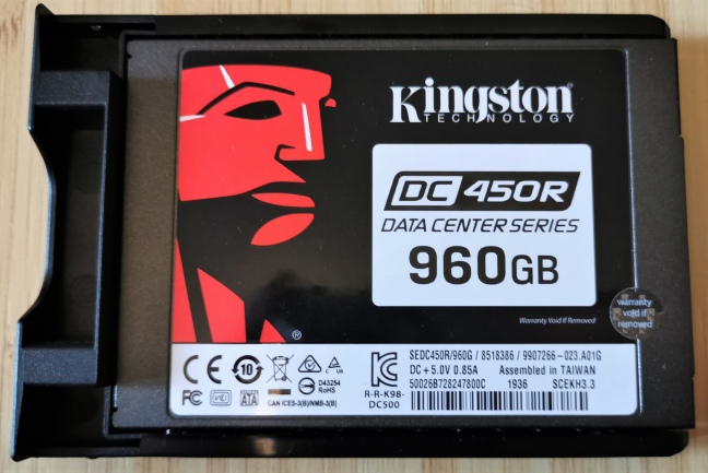 Твердотельный накопитель Kingston DC450R, используемый внутри Synology DiskStation DS419slim