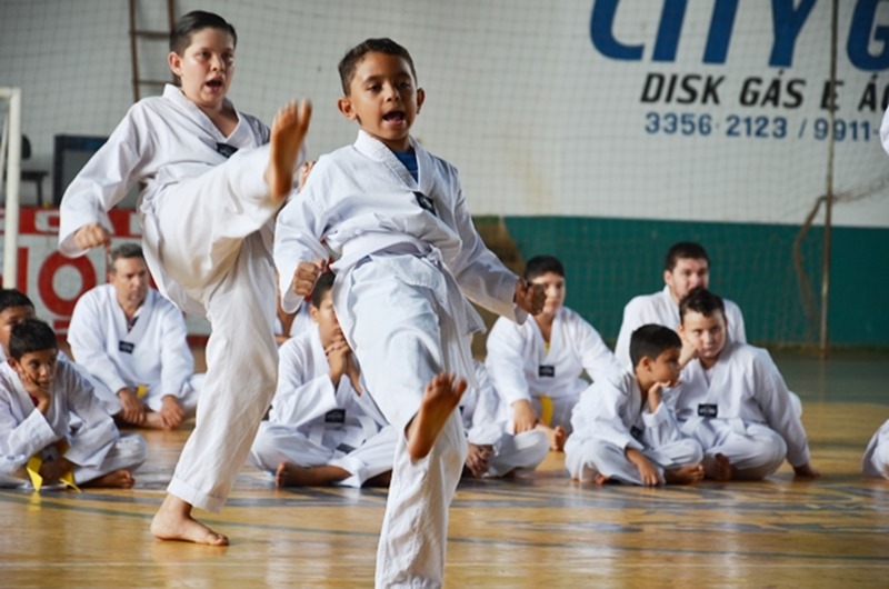 Lutadores de Taekwondo participam de troca de faixa. Prefeito prestigia