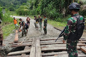 Akibat Jalan Longsor, Satgas Pamtas TNI Yonif 403/WP Bersama Warga Bangun Jembatan di Jalur Trans Papua