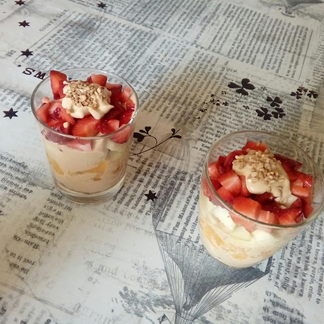 Vasos De Fruta Con Crema De Dulce De Leche
