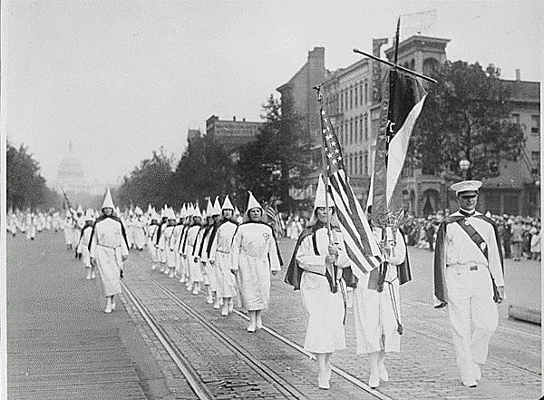 파일:external/upload.wikimedia.org/Ku_Klux_Klan_members_march_down_Pennsylvania_Avenue_in_Washington%2C_D.C._in_1928.jpg
