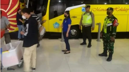 Personel Polsek Bandara Polresta Manado saat melaksanakan giat patroli pelayanan masyarakat di Bandara Sam Ratulangi Manado. (Foto istimewa)