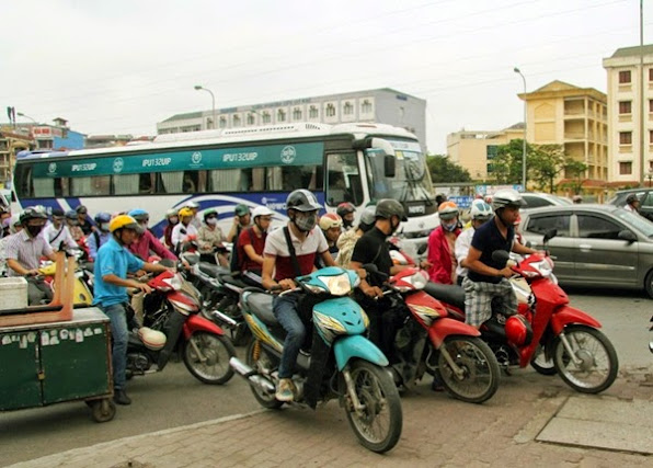 Sau nghi le nguoi Ha Noi lai leo via he di lam  7