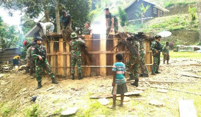 Posramil Kanggime Bantu Warga Bangun Honai Adat