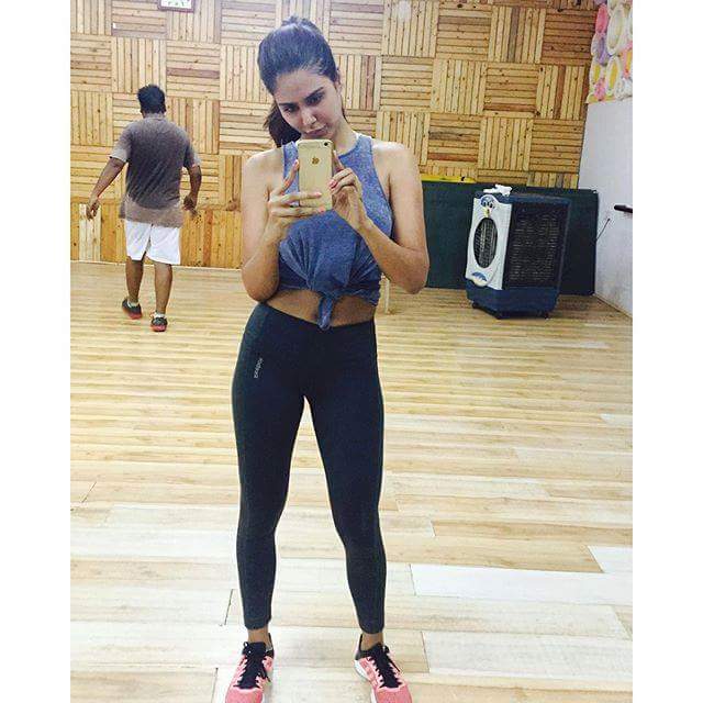 37 Mirror Selfie Of Sonam Bajwa S Sensual Photos On Gym Workout Session