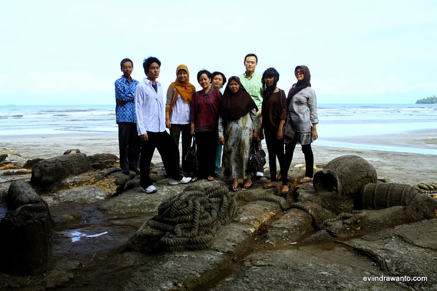 Download this Pantai Air Manis Padang Dan Batu Malin Kundang picture