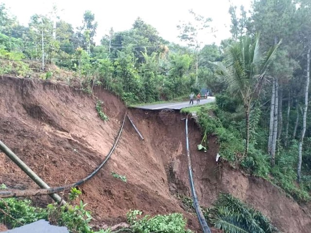 AKSES MENUJU KECAMATAN PUTUS AKIBAT HUJAN DERAS